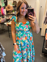 Load image into Gallery viewer, GREEN FLORAL TIERED MAXI DRESS
