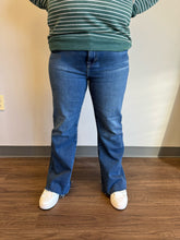 Load image into Gallery viewer, HIDDEN JEN HIGH RISE  PETITE FLARE JEAN
