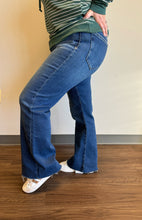 Load image into Gallery viewer, HIDDEN JEN HIGH RISE  PETITE FLARE JEAN
